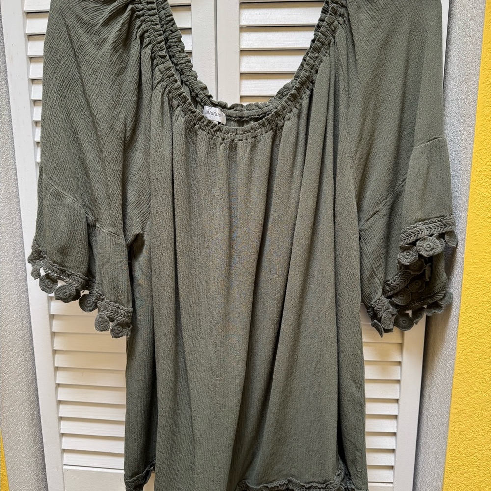 Avenue Green Ruffled 3/4 Sleeve Blouse